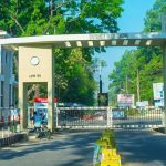 চট্টগ্রাম বিশ্ববিদ্যালয়ে (চবি) ভুয়া পরিচয়ে প্রবেশের চেষ্টা করার অভিযোগে এক কিশোরকে আটক করেছে নিরাপত্তা কর্মীরা। পরে তাকে বিশ্ববিদ্যালয়ের প্রক্টর দপ্তরে হস্তান্তর করা হয়। মঙ্গলবার সকাল সাড়ে ১১টার দিকে বিশ্ববিদ্যালয়ের প্রধান ফটকে দায়িত্ব পালনরত নিরাপত্তাকর্মীরা তাকে আটক করেন। আটক কিশোরের নাম মো. উমর ফারুক (১৭)। তিনি পাশ্ববর্তী জোবরা এলাকার বাসিন্দা বলে জানা গেছে।