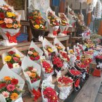 ফুলে ফুলে সেজে উঠেছে নগরীর প্রাণকেন্দ্র মোমিন রোড। খোপায় গাঁথা রঙিন ফুল, কানে-গলায় ফুলের অলংকার—তরুণীদের সাজে যেন নেমে এসেছে ফুলপরীর মায়া। পহেলা বৈশাখকে বরণ করতে এমন বর্ণিল সাজে মুখর হয়ে উঠেছে চট্টগ্রাম, আর সেই উৎসবের কেন্দ্রে এখন জমজমাট ফুলের বাজার।