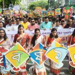 বিশ্বকবি রবীন্দ্রনাথ ঠাকুরের লেখান গানটি যেন আজ জীবন্ত। প্রাণবন্ত এইগানের মতই বর্ণিল সাজসজ্জা, ঐতিহ্যবাহী উপকরণের প্রতিরুপ নিয়েই উৎসবমুখর শোভাযাত্রার মধ্য দিয়ে চট্টগ্রামে বাংলা নববর্ষ ১৪৩৩-কে স্বাগত জানায় শহরবাসি। এসময় নগরীর প্রধান সড়কজুড়ে ছড়িয়ে পড়ে বৈশাখের রঙ, আনন্দ আর বাঙালিয়ানার আবহ।