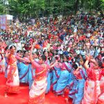 আলপনার রঙ, বাঙালির চিরচেনা গানের সুর আর আবৃত্তির মূর্ছনায় নতুন বছরকে বরণ করেছে বন্দরনগরী চট্টগ্রাম। পহেলা বৈশাখ উপলক্ষে নগরীর ঐতিহ্যবাহী স্থানগুলো ঘিরে দিনভর চলছে বর্ণিল আয়োজন, যেখানে সংস্কৃতি, ইতিহাস আর বাঙালিয়ানার এক অপূর্ব মিলনমেলা তৈরি হয়েছে।