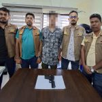 চট্টগ্রাম মহানগর গোয়েন্দা পুলিশের (ডিবি) পৃথক অভিযানে লুট হওয়া একটি বিদেশি পিস্তল উদ্ধারসহ একাধিক মাদক কারবারিকে গ্রেপ্তার করা হয়েছে। মঙ্গলবার ভোররাত ও আগের দিন বিভিন্ন সময়ে নগরীর খুলশী, পাহাড়তলী, আকবরশাহ ও চান্দগাঁও এলাকায় এসব অভিযান পরিচালনা করা হয়।