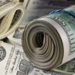 আন্তর্জাতিক বাজারে জ্বালানি তেলের দামে আবারও ঊর্ধ্বমুখী প্রবণতা দেখা গেছে। সৌদি আরবের তেল স্থাপনায় ড্রোন হামলায় উৎপাদন ব্যাহত হওয়া এবং কৌশলগত গুরুত্বপূর্ণ হরমুজ প্রণালিতে জাহাজ চলাচলে ধীরগতির কারণে সরবরাহ সংকটের আশঙ্কা তৈরি হয়েছে—যার সরাসরি প্রভাব পড়েছে দামে।