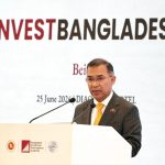 শিগগিরই চীনে বাংলাদেশের প্রথম বিনিয়োগ কার্যালয় খোলার ঘোষণা দিয়েছেন প্রধানমন্ত্রী তারেক রহমান। স্থানীয় সময় বৃহস্পতিবার সকালে বেইজিংয়ে রাষ্ট্রীয় অতিথি ভবন ‘দিয়াওইউতাই’-এ চীনের শিল্পপতি ও প্রাতিষ্ঠানিক বিনিয়োগকারীদের নিয়ে আয়োজিত ‘ইনভেস্ট বাংলাদেশ’ শীর্ষক অনুষ্ঠানে তিনি এ ঘোষণা দেন। প্রধানমন্ত্রী বলেন, ‘‘আমরা শিগগিরই চীনে আমাদের প্রথম ‘বিনিয়োগ কার্যালয়’ খুলতে যাচ্ছি। আমাদের উদ্দেশ্য খুবই সহজ। চীনা বিনিয়োগকারীদের সহায়তা পাওয়ার জন্য বাংলাদেশে আসা পর্যন্ত অপেক্ষা করতে হবে না। আমরা আপনাদের আরও কাছাকাছি থাকতে, আপনাদের সাথে আরও নিয়মিত কথা বলতে এবং আগ্রহ থেকে সিদ্ধান্তে পৌঁছানোর প্রক্রিয়াকে দ্রুততর করতে আপনাদের সাহায্য করতে চাই। ’’