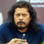 জেমস, নাম শুনলেই একটি ছবি ভেসে ওঠে সবার মননে, ভেসে ওঠে এক রকস্টারের অবয়ব। যার গানে বহুরাত নির্ঘুম কেটে যায় হাজারো তরুণের, যে না থাকলে জমে না কোনো উৎসবের আসর, আজ সেই জেমসের জন্মদিন। যার কথা বলছি তিনি দেশের জনপ্রিয় ব্যান্ডদল নগর বাউলের কর্ণধার এবং ভোকালিস্ট মাহফুজ আনাম। যিনি জেমস নামেই উপমহাদেশে পরিচিত। সঙ্গীতের নন্দিত তারকা জেমস ১৯৬৪ সালের নওগাঁয় জন্মগ্রহণ করেন। জেমসের পারিবারিক নাম মাহফুজ আনাম। তবে তার কৈশোর কেটেছে চট্টগ্রামের আজিজ বোর্ডিং-এ। বন্ধুদের নিয়ে তিনি প্রতিষ্ঠা করেন ব্যান্ড ‘ফিলিংস’। ১৯৮৭ সালে ফিলিংস ব্যান্ডের সঙ্গে তার প্রথম অ্যালবাম ‘স্টেশন রোড’ প্রকাশ হয়।